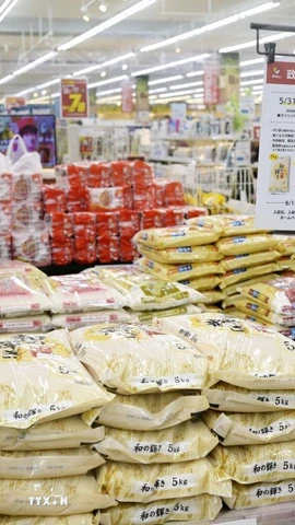 Gạo được bán tại siêu thị ở Sendai, Nhật Bản. (Ảnh: Kyodo/TTXVN)