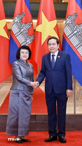 Chủ tịch Quốc hội Trần Thanh Mẫn đón Chủ tịch Quốc hội Campuchia Samdech Khuon Sudary thăm chính thức Việt Nam. (Ảnh: Doãn Tấn/TTXVN)