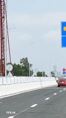 Các phương tiện lưu thông trên Dự án cao tốc Cần Thơ-Cà Mau. (Ảnh: Tuấn Phi/TTXVN)