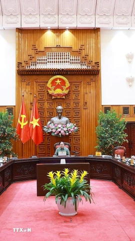 Thủ tướng Phạm Minh Chính chủ trì họp về công tác khắc phục hư hỏng công trình cầu sông Lô thuộc địa bàn xã Đoan Hùng, tỉnh Phú Thọ. (Ảnh: Dương Giang/TTXVN)