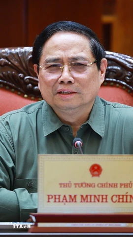 Thủ tướng Phạm Minh Chính chủ trì họp về công tác khắc phục hư hỏng công trình cầu sông Lô thuộc địa bàn xã Đoan Hùng, tỉnh Phú Thọ. (Ảnh: Dương Giang/TTXVN)