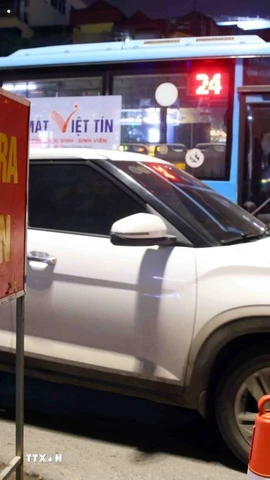 Lực lượng chức năng tập trung kiểm tra, kiểm soát trên các tuyến có nhiều nhà hàng, quán nhậu. (Ảnh: Phạm Kiên/TTXVN)