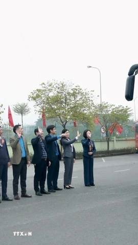 Đại diện lãnh đạo thành phố Hà Nội và các cấp Công đoàn Thủ đô trực tiếp thăm hỏi, tiễn công nhân lao động cùng người thân về quê đón Tết. (Ảnh: Minh Nghĩa/TTXVN)