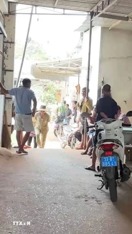 Cảnh sát tổ chức khám nghiệm hiện trường vụ án. (Ảnh: Đậu Tất Thành/TTXVN)