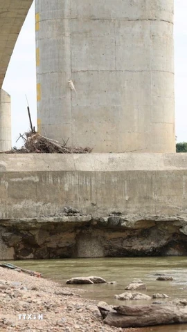 Vị trí hư hỏng của cầu sông Lô. (Ảnh: Tạ Toàn/TTXVN)