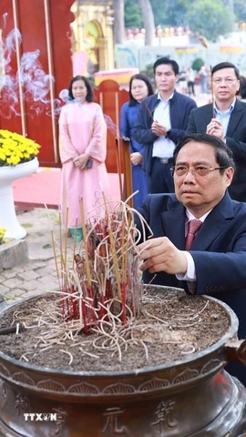 Thủ tướng Phạm Minh Chính dâng hương tại Khu di tích Hoàng thành Thăng Long. (Ảnh: Dương Giang/TTXVN)