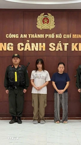 Cơ quan điều tra tống đạt quyết định tố tụng đối với 2 đối tượng về tội “Tham ô tài sản,” với số tiền chiếm đoạt hơn 27 tỷ đồng. (Ảnh: TTXVN phát)