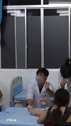 Thiếu tá Dương Đình Nghĩa tại phòng cấp cứu Bệnh viện Đa khoa tỉnh Lâm Đồng. (Ảnh: TTXVN phát)