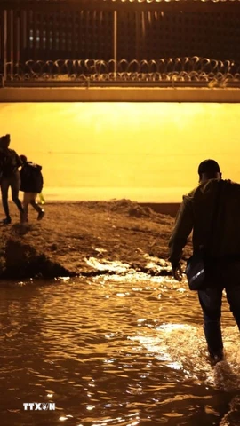 Những người di cư ở biên giới Mỹ. (Ảnh: THX/TTXVN)