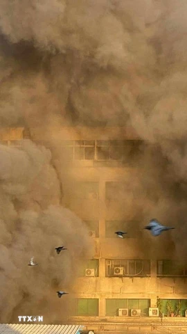Hiện trường vụ hỏa hoạn tại trung tâm dữ liệu viễn thông ở Cairo, Ai Cập, ngày 7/7/2025. (Ảnh: THX/TTXVN)