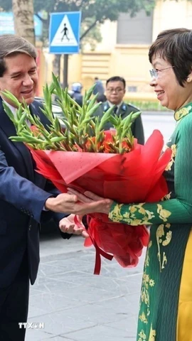 Tổng giám đốc TTXVN Vũ Việt Trang và Chủ tịch Prensa Latina Jorge Leganõa Alonso. (Ảnh: Minh Đức/TTXVN)