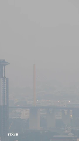 Khói mù ô nhiễm bao phủ bầu trời tại Bangkok, Thái Lan. (Ảnh: THX/TTXVN)