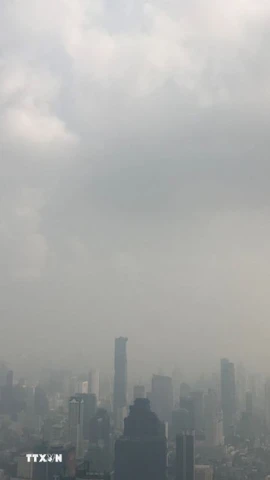 Khói mù ô nhiễm bao phủ bầu trời tại Bangkok, Thái Lan. (Ảnh: THX/TTXVN)