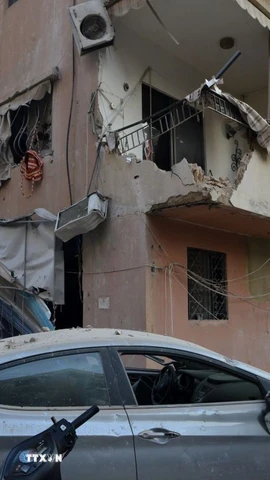 Hiện trường đổ nát tại toà dân cư sau vụ không kích của Israel xuống Haret Hreik, ngoại ô thủ đô Beirut, Liban ngày 23/11/2025. (Ảnh: THX/TTXVN)