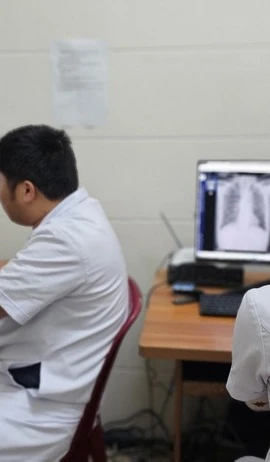 Các trạm y tế được đầu tư đầy đủ các khoa, phòng, trang thiết bị y tế cần thiết để đáp ứng yêu cầu chăm sóc sức khỏe ban đầu cho người dân. (Ảnh minh họa: Mai Trang/TTXVN)