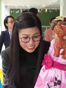 Phu nhân Thủ tướng, bà Lê Thị Bích Trân, tới thăm Trung tâm phúc lợi xã hội Dona Meca.