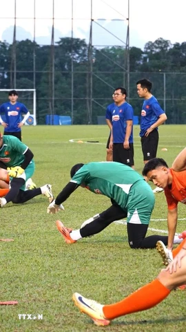 Đội tuyển Việt Nam tại buổi tập đầu tiên tại Trung tâm huấn luyện Sime Darby, bang Selangor-Malaysia. (Ảnh: Hằng Linh/TTXVN)