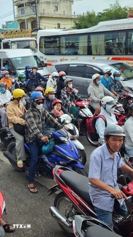 Người dân tham gia giao thông tại Thành phố Hồ Chí Minh. (Ảnh: Mạnh Linh/TTXVN)