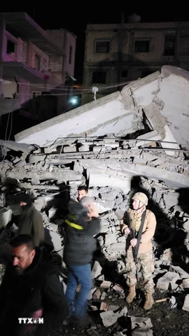 Ngôi nhà tại Ain al-Tinah, Liban bị trúng không kích của Israel, ngày 5/1/2026. (Ảnh: THX/TTXVN)