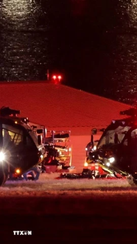 Công tác cứu hộ được triển khai tại hiện trường vụ va chạm giữa máy bay chở khách của Hãng hàng không American Airlines với trực thăng BlackHawk của quân đội ở Washington, Mỹ ngày 30/1/2025. (Ảnh: Reuters/TTXVN)