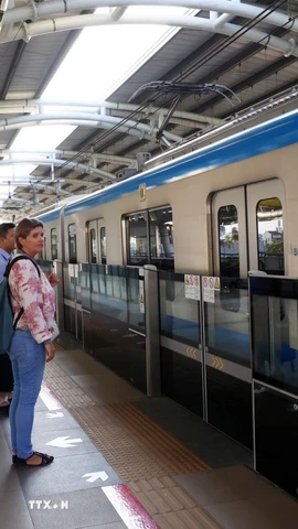 Khách chờ tàu metro tuyến số 1 tại ga Thảo Điền, thành phố Thủ Đức. (Ảnh: Hồng Đạt/TTXVN)