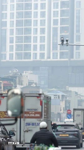 Việc lắp đặt và triển khai hệ thống Camera AI trên các tuyến phố sẽ giúp nâng cao ý thức tham gia giao thông của người dân. (Ảnh: Phạm Kiên/TTXVN)