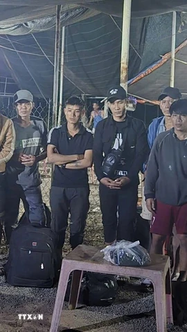 Các đối tượng nhập cảnh trái phép từ Campuchia về Việt Nam bị tạm giữ tại Đồn Biên phòng Tân Hà. (Ảnh: TTXVN phát)