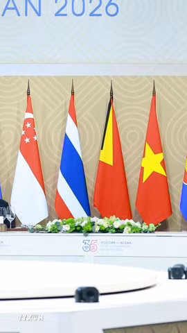 Tổng thống Nga Vladimir Putin và Thủ tướng Lê Minh Hưng cùng Trưởng đoàn các nước tham dự Hội nghị Cấp cao Kỷ niệm 35 năm quan hệ ASEAN-Nga làm việc về hội nhập Á-Âu. (Ảnh: Dương Giang/TTXVN)