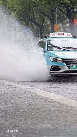 Tuyến đường bị ngập sau những trận mưa lớn khi bão Dolphin đổ bộ. (Ảnh: THX/TTXVN phát)