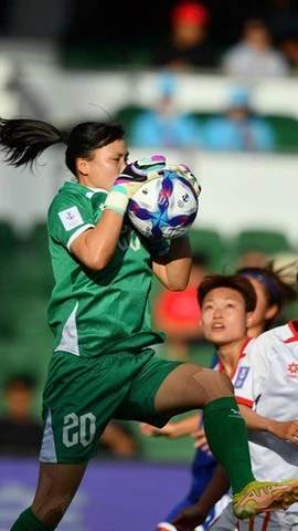 Thủ thành Khổng Thị Hằng liên tiếp cứu thua cho Việt Nam.