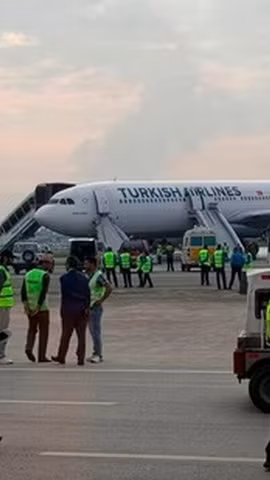 Máy bay của Turkish Airlines đã bị cháy cụm lốp càng đáp bên phải trong lúc hạ cánh xuống sân bay quốc tế Tribhuvan. (Nguồn: AP)