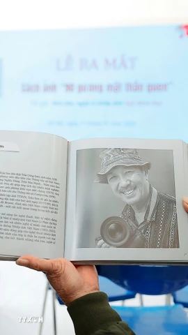 Cuốn sách ảnh “90 Gương mặt thân quen” mới được ra mắt. (Ảnh: Minh Quyết/TTXVN)