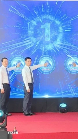 Các đại biểu bấm nút khởi động Dự án Phòng thí nghiệm phục vụ sản xuất công nghệ đóng gói tiên tiến (Fab-Lab) tại thành phố Đà Nẵng. (Ảnh: Khoa Chương/TTXVN)