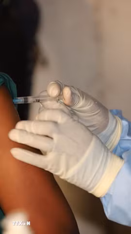 Nhân viên y tế tiêm vaccine phòng Ebola cho người dân tại Bulape, CHDC Congo. (Ảnh: THX/TTXVN)