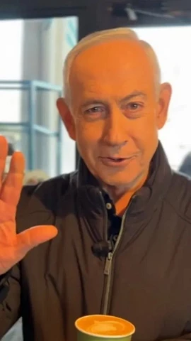 Trong video trên mạng xã hội X, Thủ tướng Israel B. Netanyahu cho thấy bàn tay có 5 ngón, bác tin đồn video trước bị cho là giả vì “6 ngón tay”./. (Nguồn: X)