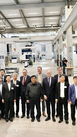 Phó Thủ tướng Nguyễn Chí Dũng tham quan Tập đoàn Công nghệ laser công nghiệp Trumpf ở thành phố Stuttgart. (Ảnh: TTXVN phát)