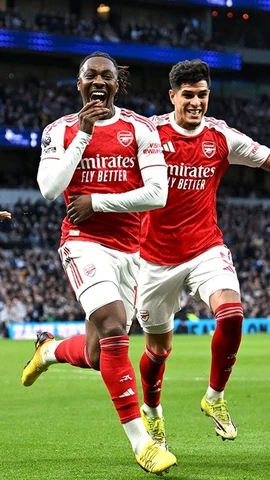 Arsenal giành chiến thắng tưng bừng ngày trên sân Tottenham.