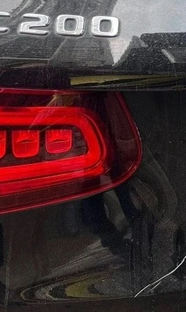 Chiếc xe bị cào xước nhiều vị trí.