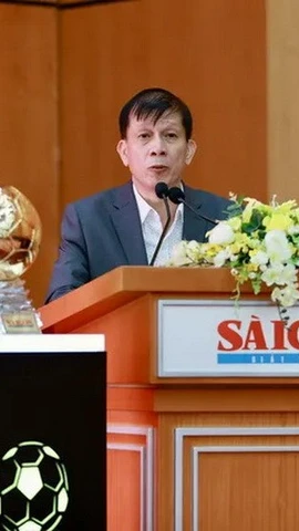 Nhà báo Nguyễn Khắc Văn, Quyền Tổng Biên tập Báo SGGP, Trưởng Ban Tổ chức Quả bóng vàng Việt Nam 2025 phát biểu tại buổi họp báo.
