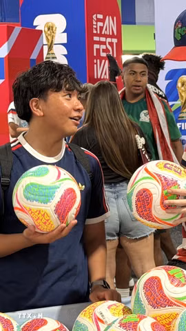 World Cup 2026 chỉ kéo dài hơn một tháng, nhưng những món quà lưu niệm ấy có thể được giữ lại nhiều năm sau. (Ảnh: Ngọc Quang/TTXVN)
