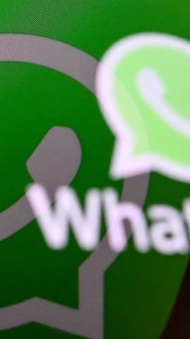 Biểu tượng ứng dụng WhatsApp trên màn hình điện thoại di động. (Ảnh: AFP/TTXVN)