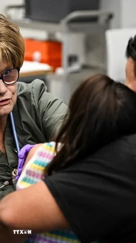 Nhân viên y tế tiêm phòng vaccine sởi cho trẻ nhỏ ở Lubbock, bang Texas (Mỹ) ngày 27/2/2025. (Ảnh: Getty Images/TTXVN)