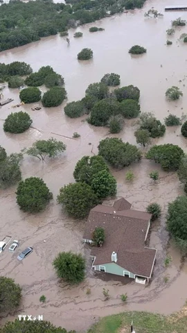 Lũ lụt tại Kerrville, Texas, Mỹ, ngày 4/7/2025. (Ảnh: U.S. Coast Guard/TTXVN)