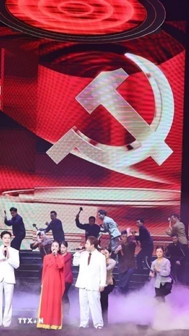 Tiết mục biểu diễn tại Chương trình hòa nhạc chính luận nghệ thuật đặc biệt “Mãi mãi niềm tin theo Đảng.” (Ảnh: Minh Đức/TTXVN)