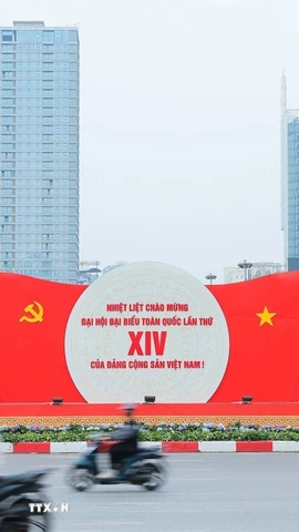 Khẩu hiệu, biểu trưng chào mừng Đại hội đại biểu toàn quốc lần thứ XIV của Đảng. (Ảnh: Lê Đông/TTXVN)