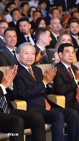 Tổng Bí thư, Chủ tịch nước Tô Lâm và Thủ tướng Cộng hòa Slovakia Robert Fico tham dự Hòa nhạc hữu nghị Việt Nam-Slovakia. (Ảnh: Dương Giang/TTXVN)