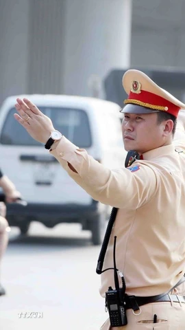 Lực lượng Cảnh sát Giao thông điều tiết, phân luồng giao thông. (Ảnh: Phạm Kiên/TTXVN)