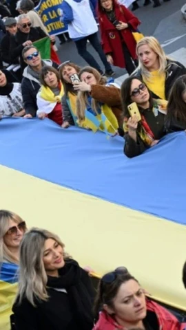 Khoảng 1.000 người đã xuống đường tại Paris (Pháp) để thể hiện sự ủng hộ Ukraine.