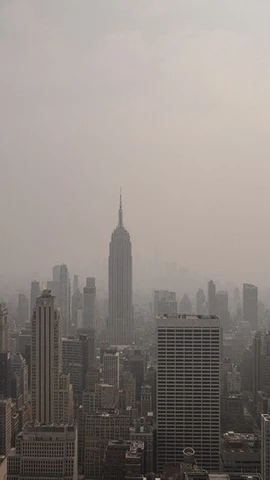 Khói mù ô nhiễm bao phủ bầu trời tại New York (Mỹ) trong một bức ảnh tư liệu. (Ảnh: Getty Images/TTXVN)