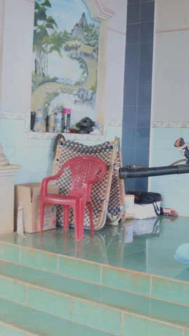 Phun hóa chất diệt muỗi. (Ảnh: TTXVN)